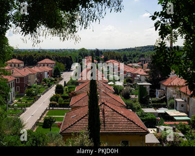 Kleine Häuser mit Garten des Arbeitnehmers Dorf von Crespi d'Adda vor kurzem in die UNESCO-Liste aufgenommen, Italien Stockfoto