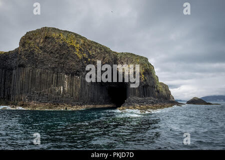 Panoramablick auf Staffa Insel und Boot vor der Küste Schottlands, Montag, 9. April 2018, Isle of Mull, Schottland Stockfoto