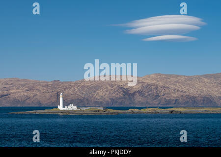 Blick auf den alten Eilean Musdile Leuchtturm in Schottland, mit Mittelgebirgslandschaft im Hintergrund, Donnerstag, 12. April 2018, Schottland. Stockfoto