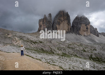 Junge Mädchen in den eindrucksvollen Blick auf die Drei Zinnen in den Dolomiten, Dienstag, 14. August 2018, Tre Cime Nationalpark, Italien Stockfoto