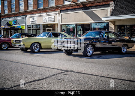 Eville Shindig 2018 Auto Show in Evansville, Indiana. Mit vielen klassischen restaurierte Fahrzeuge zusammen mit Custom Street und Ratte Stangen. Stockfoto