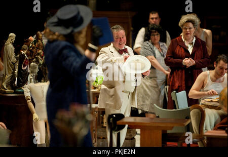 Schauspieler Jakob Beks starring in Zaterdag, Sonntag, Maandag das erste Spiel der neu gegründeten Theatergruppe Publiekstoneel in der stadsschouwburg Eines Stockfoto