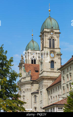 Türme der Kirche des Kloster Einsiedeln in der Schweiz. Das Kloster Einsiedeln ist ein Kloster der Benediktiner in der Stadt Einsiedeln im Schweizer Kanton Stockfoto