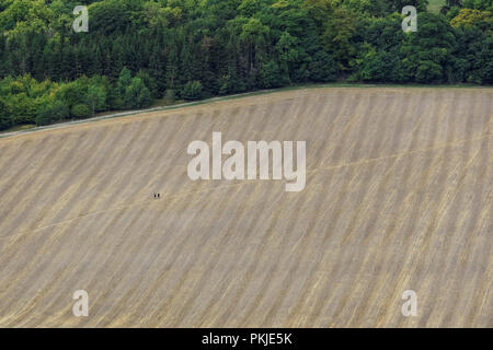 Zwei Wanderer aus dem Coombe Hill in den Chilterns Buckinghamshire, England Vereinigtes Königreich Großbritannien gesehen Stockfoto