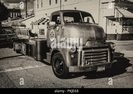 Eville Shindig 2018 Auto Show in Evansville, Indiana. Mit vielen klassischen restaurierte Fahrzeuge zusammen mit Custom Street und Ratte Stangen. Stockfoto