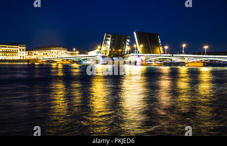 Scheidung von Brücken in St. Petersburg. Nacht Stadt Russlands. Der Fluss Newa im Zentrum der Stadt. Stockfoto