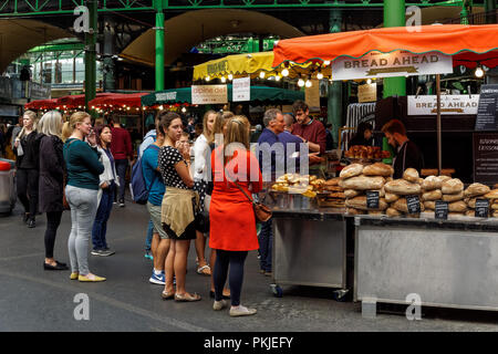 Käufer an Bäckerei am Borough Market in London England United Kingdom UK Abschaltdruck Stockfoto