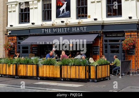 Die Leute trinken an der White Hart Pub in Southwark, London England United Kingdom UK Stockfoto