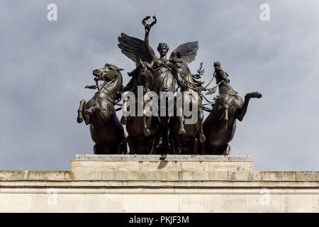 Die Quadriga-Skulptur auf dem Wellington Arch am Hyde Park Corner, London England Vereinigtes Königreich UK Stockfoto