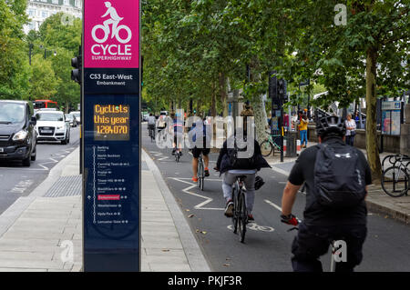 Radfahrer am Cycleway 3, Cycle Route CS3 Counter am Victoria Embankment, London England Großbritannien Stockfoto