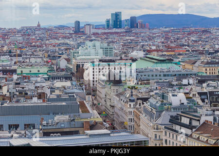 Wien, Österreich, 2. Januar 2018. Blick von der Aussichtsplattform Stephansdom Domkirche St. Stephan auf die Architektur der Stadt cent Stockfoto