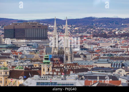 Wien, Österreich, 2. Januar 2018. Blick von der Aussichtsplattform Stephansdom Domkirche St. Stephan auf die Architektur der Stadt cent Stockfoto