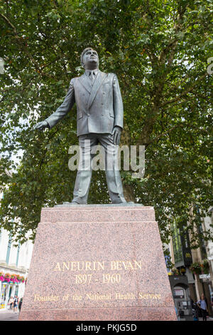 Eine Statue von Aneurin Bevan, Gründer des NHS in Cardiff, Wales, UK. Stockfoto