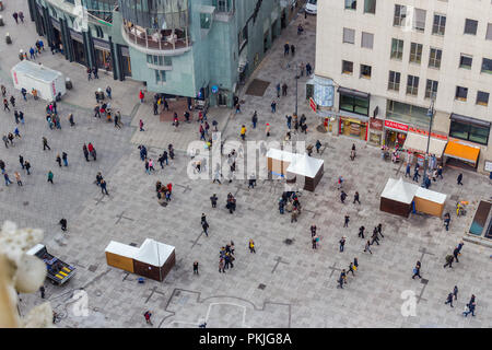 Wien, Österreich, 2. Januar 2018. Blick von der Aussichtsplattform Stephansdom Domkirche St. Stephan Architektur Platz mit Menschen zu Fuß C Stockfoto