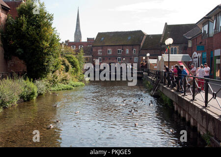 Fluss Avon und alte Wassermühle kommerziellen Bereich öffnet sich nach dem Skripal novichok Tragödie, Salisbury, Wiltshire, England Stockfoto