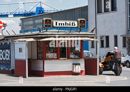 Essen stehen im Osthafen Frankfurt am Main, Hessen, Deutschland. Stockfoto