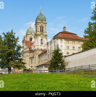 Das Kloster Einsiedeln in der Schweiz. Das Kloster Einsiedeln ist ein Kloster der Benediktiner in der Stadt Einsiedeln im Schweizer Kanton Schwyz. Stockfoto