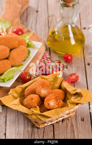 Supplì, Italienisch gebratener Reis Kugeln. Stockfoto