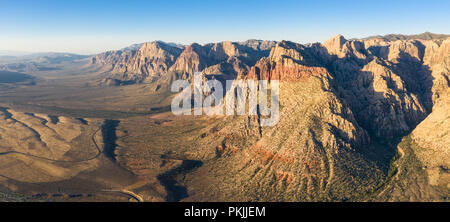 Frühe Licht auf die massive geologische Formationen in der Red Rock Canyon National Conservation Area, liegt etwas außerhalb von Las Vegas, NV. Stockfoto