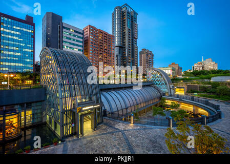 Nachtansicht von daan Park Station in Taipei Stockfoto