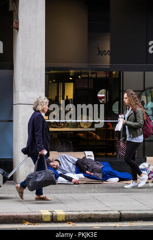 Menschen zu Fuß Vergangenheit rough Sleeper auf der Straße im Stadtteil Camden, London, England, Großbritannien Stockfoto