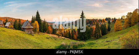 Panorama von Dorf im Apuseni Gebirge. schönen Herbst Landschaft bei Sonnenuntergang. gemischter Wald in rot Laub. wunderschöne Landschaft von Rumänien Stockfoto