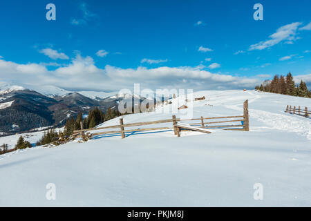 Morgen Winterlandschaft malerische ländliche schneebedeckten Pfad und Abdruck auf Hügel (Ukraine, Karpaten, Ruhe friedlich Dz Stockfoto