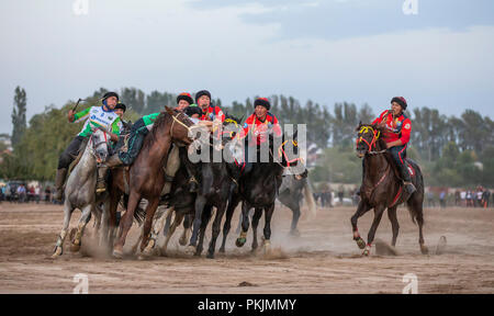 See Issyk-Kul, Kurgyzstan, 7. September 2018: Spiel des Kok - boru Stockfoto