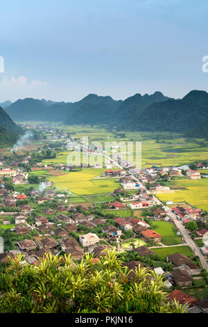 Panoramablick von Bac Sohn Tal vom Berg Na lag in Bac Sohn Bezirk, Lang Son Provinz, Vietnam Stockfoto