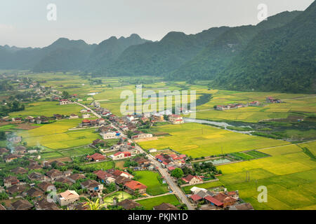 Panoramablick von Bac Sohn Tal vom Berg Na lag in Bac Sohn Bezirk, Lang Son Provinz, Vietnam Stockfoto