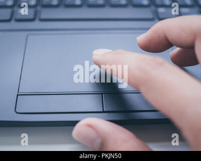 Close-up Hände berühren auf Touch Pad auf schwarz Laptop Tastatur. Stockfoto