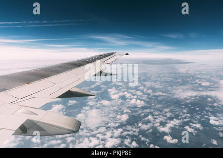 Himmel Blick aus dem Flugzeug Fenster. Fenster gesehen schönen Himmel von Höhe von Flugzeug, Flugzeug. Stockfoto