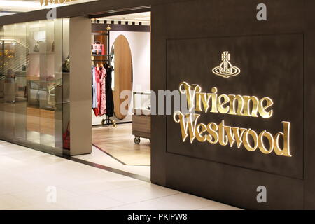 Ansicht der Vorderseite einer Zweigniederlassung von Vivienne Westwood in der Ginza sechs Shopping Komplex im Zentrum von Tokyo. Stockfoto