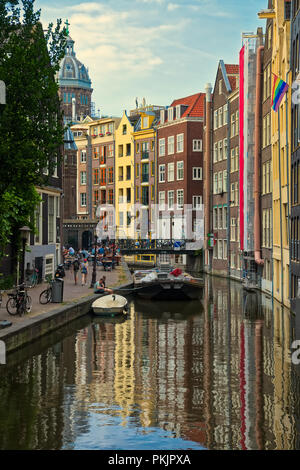 Amsterdam, Niederlande - 7. Juli 2018: Schöne Aussicht auf Amsterdam Grachten mit Brücke und typisch holländischen Häusern. Holland Stockfoto