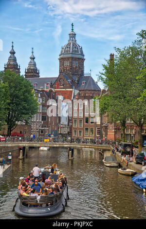 Amsterdam, Niederlande - 7. Juli 2018: Schöne Aussicht auf Amsterdam Grachten mit Brücke und typisch holländischen Häusern. Holland Stockfoto