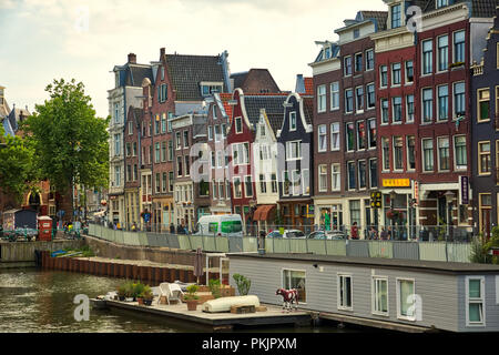 Amsterdam, Niederlande - 7. Juli 2018: Schöne Aussicht auf Amsterdam Grachten mit Brücke und typisch holländischen Häusern. Holland Stockfoto