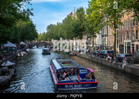 Amsterdam, Niederlande - 7. Juli 2018: Schöne Aussicht auf Amsterdam Grachten mit Brücke und typisch holländischen Häusern. Holland Stockfoto