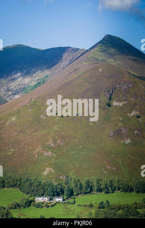 Ein weißes Häuschen liegt am Fuße des Causey Pike, Newlands Valley, Lake District, England. Stockfoto