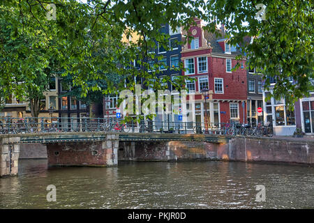 Amsterdam, Niederlande - 7. Juli 2018: Schöne Aussicht auf Amsterdam Grachten mit Brücke und typisch holländischen Häusern. Holland Stockfoto