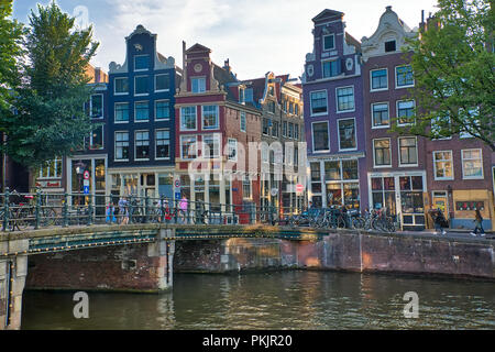 Amsterdam, Niederlande - 7. Juli 2018: Schöne Aussicht auf Amsterdam Grachten mit Brücke und typisch holländischen Häusern. Holland Stockfoto