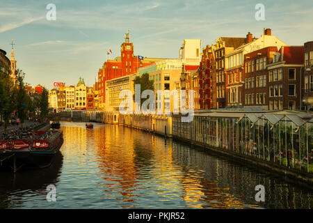 Amsterdam, Niederlande - 7. Juli 2018: Schöne Aussicht auf Amsterdam Grachten mit Brücke und typisch holländischen Häusern. Holland Stockfoto