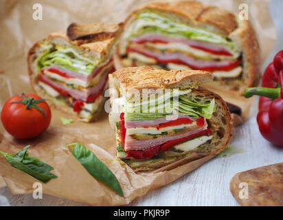 Mediterrane Picknick Sandwich mit Mozarella, gegrilltem Gemüse und Schinken gedrückt Stockfoto