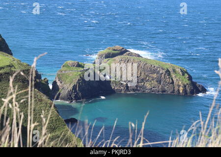 Carrick-a-Rede Rope Bridge in der Nähe von Ballintoy, Coounty Antrim, Nordirland Spanning 30 m Abstand zwischen dem Festland und Carrick Insel. Im Besitz von N.T. Stockfoto