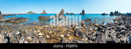 Zyklopische Küste und den Inseln des Zyklopen auf Aci Trezza Stadt (Italien, Sizilien, 10 km nördlich von Catania). Wie Isoles Dei Ciclopi Faraglioni bekannt. Stockfoto