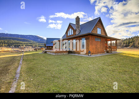 Schöne Ranch Haus im Tal. Northwest, USA Stockfoto