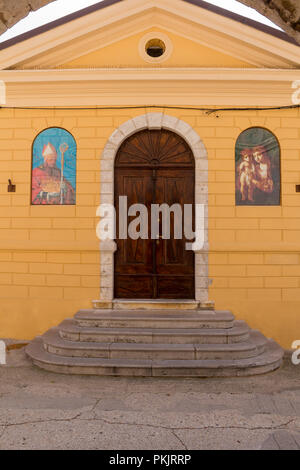 Die engen Straßen mit ihren historischen Gebäude, sehr gut erhalten. Stadt Krk, Insel Krk, Kroatien. Stockfoto