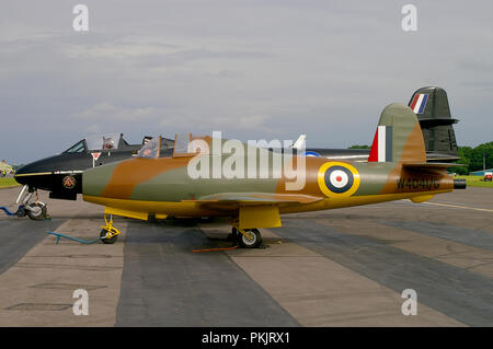 Gloster E.28/39 (Gloster Whittle, Gloster Pioneer oder Gloster G.40) war das erste britische Jet-Flugzeug und flog 1941 erstmals. Replikat neben Meteor Stockfoto