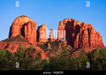 Sonnenuntergang Licht auf Cathedral Rock in Sedona, Arizona, USA Stockfoto