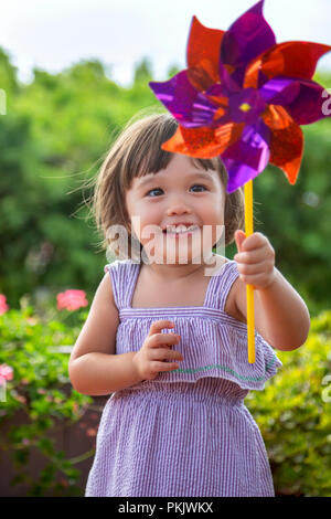 Zwei Jahre alte Mädchen, dass eine Pinwheel Stockfoto