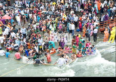 Masse der hinduistischen Gläubigen für die Heiligen Bad in Kumbha Mela nashik Panchavati in godavari River maharashtra Indien Stockfoto